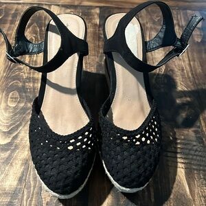 Size 9 women’s espadrille style platform strappy heels EUC